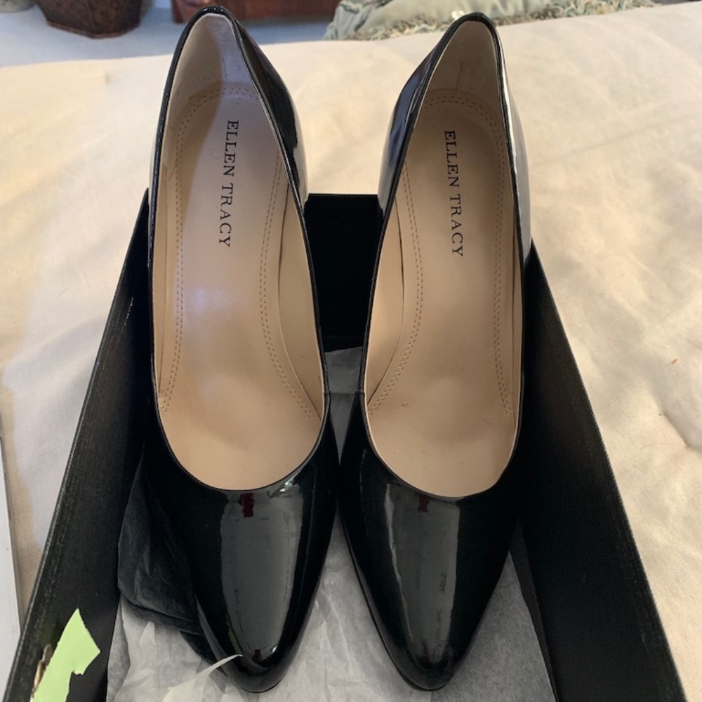 Women's 10M black patent Ellen Tracy heels